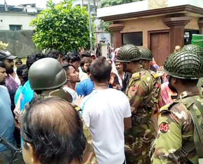 বেতন বৃদ্ধির দাবিতে মেহেরপুরে পরিচ্ছন্ন কর্মীদের পৌরসভা ঘেরাও