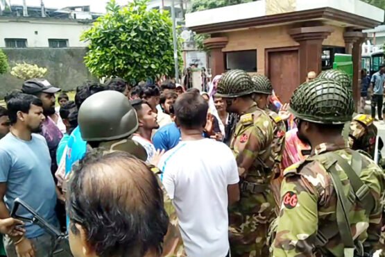 বেতন বৃদ্ধির দাবিতে মেহেরপুরে পরিচ্ছন্ন কর্মীদের পৌরসভা ঘেরাও