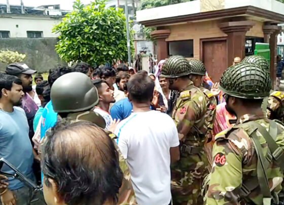 বেতন বৃদ্ধির দাবিতে মেহেরপুরে পরিচ্ছন্ন কর্মীদের পৌরসভা ঘেরাও