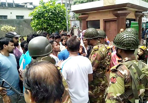 বেতন বৃদ্ধির দাবিতে মেহেরপুরে পরিচ্ছন্ন কর্মীদের পৌরসভা ঘেরাও