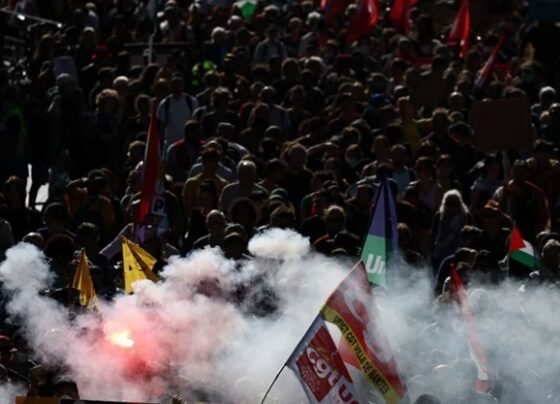 ফ্রান্সজুড়ে বিক্ষোভের মুখে ফরাসি সরকার