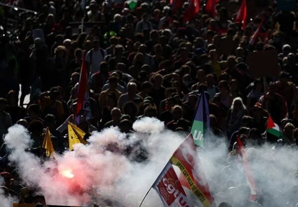 ফ্রান্সজুড়ে বিক্ষোভের মুখে ফরাসি সরকার