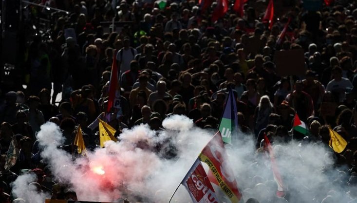 ফ্রান্সজুড়ে বিক্ষোভের মুখে ফরাসি সরকার