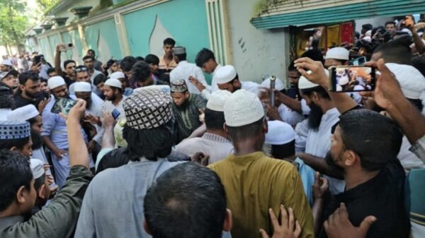 গোয়ালন্দে নুরাল পাগলের লাশ কবর থেকে তুলে জ্বালিয়ে দিলো তৌহিদী জনতা