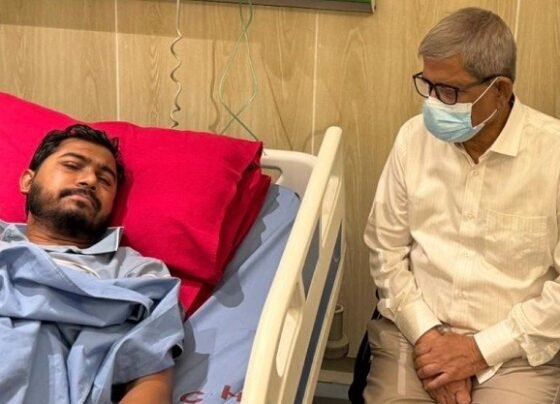 নুরুল হক নুরকে দেখতে ঢামেকে মির্জা ফখরুল