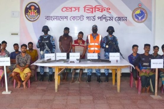 সুন্দরবনের ২ ডাকাত অস্ত্রসহ আটক, ৯ জেলে উদ্ধার