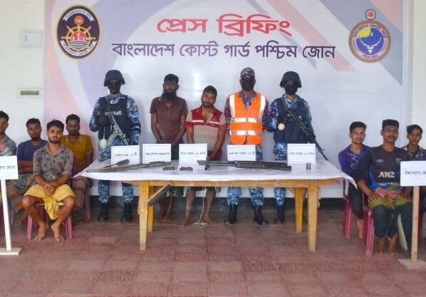সুন্দরবনের ২ ডাকাত অস্ত্রসহ আটক, ৯ জেলে উদ্ধার
