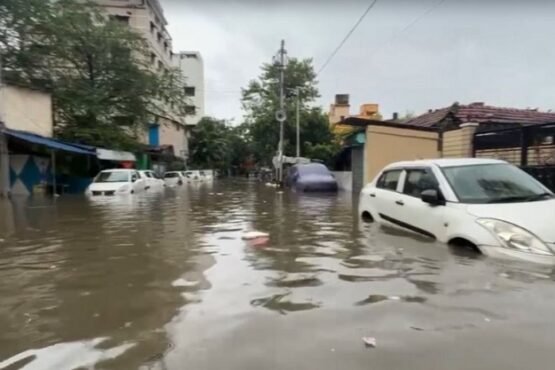 কলকাতায় ভারী বৃষ্টিতে বন‍্যা, ৮ জনের মৃত্যু