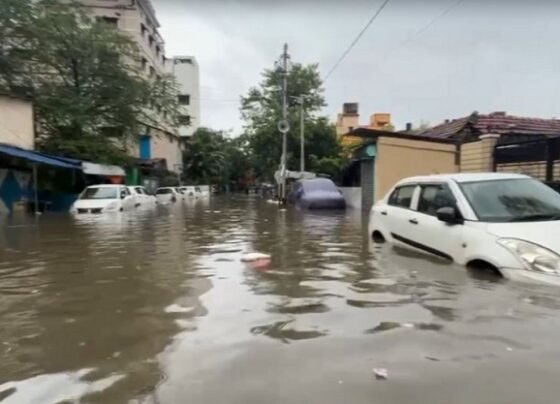 কলকাতায় ভারী বৃষ্টিতে বন‍্যা, ৮ জনের মৃত্যু