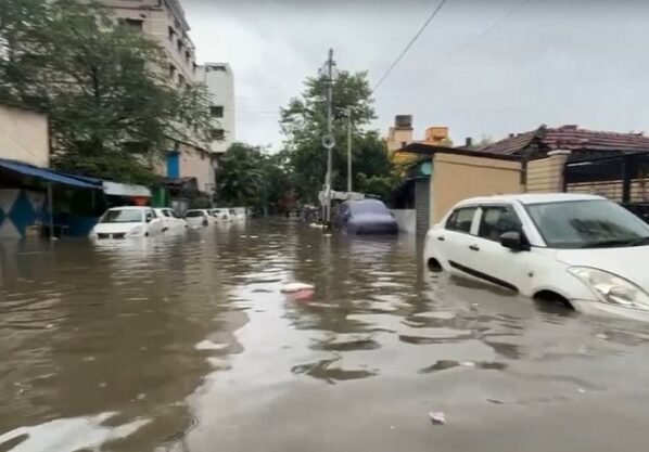 কলকাতায় ভারী বৃষ্টিতে বন‍্যা, ৮ জনের মৃত্যু