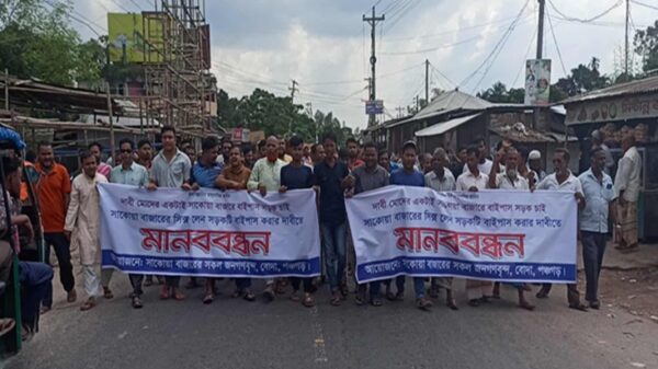 বাইপাস সড়ক নির্মাণের দাবিতে পঞ্চগড়ে ব্যবসায়ীদের মানববন্ধন ও বিক্ষোভ মিছিল