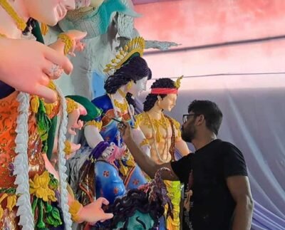 ব্রাহ্মণবাড়িয়ায় শারদীয় দুর্গাপূজার শেষ মুহূর্তের প্রস্তুতি, রং তুলির আঁচড়ে ফুঁটে উঠছে প্রতিমা