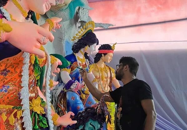 ব্রাহ্মণবাড়িয়ায় শারদীয় দুর্গাপূজার শেষ মুহূর্তের প্রস্তুতি, রং তুলির আঁচড়ে ফুঁটে উঠছে প্রতিমা