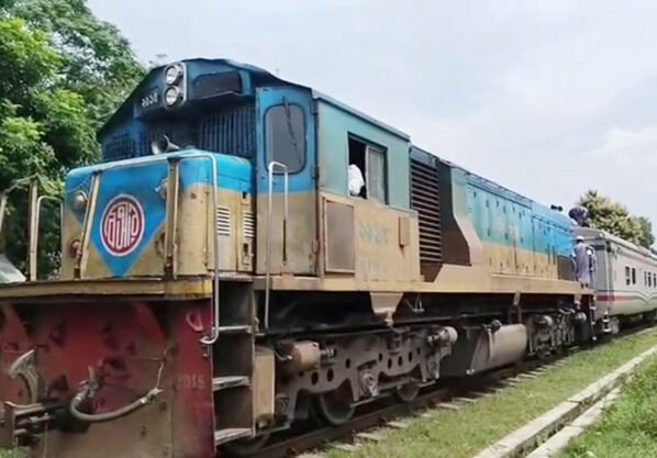 ব্রাহ্মণবাড়িয়ায় কালনী এক্সপ্রেসের কাপলিং হুক ভেঙে ৩ বগি বিচ্ছিন্ন