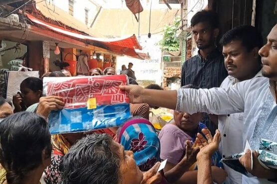 ব্রাহ্মণবাড়িয়ায় শারদীয় দূর্গা পূজা উপলক্ষে শাড়ি ও লুঙ্গি বিতরণ