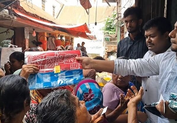 ব্রাহ্মণবাড়িয়ায় শারদীয় দূর্গা পূজা উপলক্ষে শাড়ি ও লুঙ্গি বিতরণ