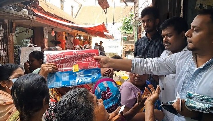 ব্রাহ্মণবাড়িয়ায় শারদীয় দূর্গা পূজা উপলক্ষে শাড়ি ও লুঙ্গি বিতরণ