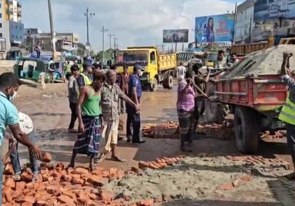ঢাকা-সিলেট মহাসড়কে গর্ত মেরামতে পুলিশের উদ্যোগ