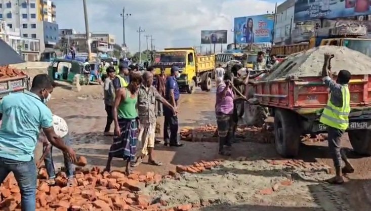 ঢাকা-সিলেট মহাসড়কে গর্ত মেরামতে পুলিশের উদ্যোগ