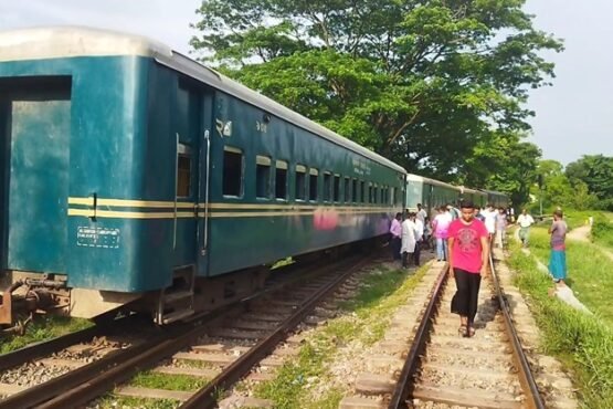 ব্রাহ্মণবাড়িয়ায় কর্ণফুলী এক্সপ্রেসের বগি লাইনচ্যুত, পাঁচ ঘণ্টা পর উদ্ধা