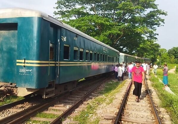 ব্রাহ্মণবাড়িয়ায় কর্ণফুলী এক্সপ্রেসের বগি লাইনচ্যুত, পাঁচ ঘণ্টা পর উদ্ধা