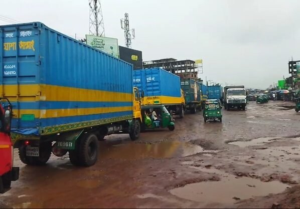 ঢাকা-সিলেট ও কুমিল্লা-সিলেট মহাসড়কে নির্মাণকাজ ধীরগতি, চরম ভোগান্তিতে যাত্রীরা