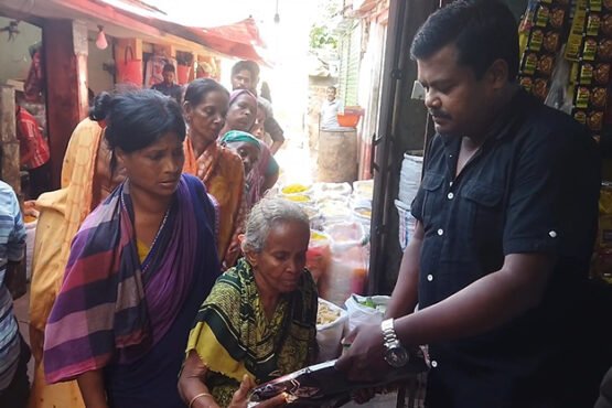 ব্রাহ্মণবাড়িয়ায় শারদীয় দুর্গাপূজা উপলক্ষে প্রান্তিক মানুষের মাঝে বস্ত্র বিতরণ
