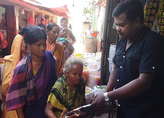 ব্রাহ্মণবাড়িয়ায় শারদীয় দুর্গাপূজা উপলক্ষে প্রান্তিক মানুষের মাঝে বস্ত্র বিতরণ