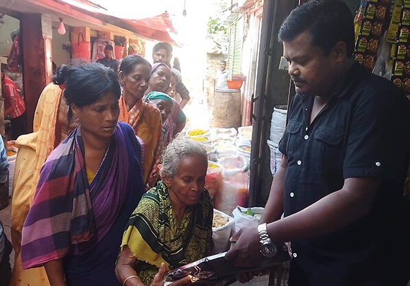 ব্রাহ্মণবাড়িয়ায় শারদীয় দুর্গাপূজা উপলক্ষে প্রান্তিক মানুষের মাঝে বস্ত্র বিতরণ