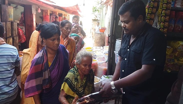 ব্রাহ্মণবাড়িয়ায় শারদীয় দুর্গাপূজা উপলক্ষে প্রান্তিক মানুষের মাঝে বস্ত্র বিতরণ