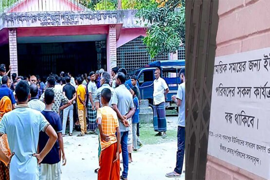 পলাশবাড়ীর পবনাপুর ইউপি কার্যালয়ে তালা, সেবা থেকে বঞ্চিত কয়েক হাজার মানুষ