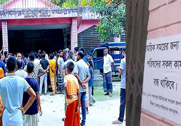 পলাশবাড়ীর পবনাপুর ইউপি কার্যালয়ে তালা, সেবা থেকে বঞ্চিত কয়েক হাজার মানুষ