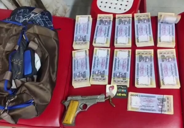 ব্রাহ্মণবাড়িয়ায় বিপুল পরিমাণ জাল টাকা সহ অস্ত্র ও গুলি উদ্ধার, তিন নারী আটক