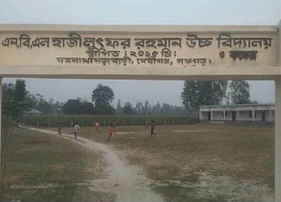 সাংবাদিককে কেন তথ্য দিবো, তথ্য নেয়ার কে-বললেন বিদ্যালয়ের প্রধান শিক্ষক