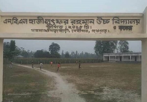 সাংবাদিককে কেন তথ্য দিবো, তথ্য নেয়ার কে-বললেন বিদ্যালয়ের প্রধান শিক্ষক