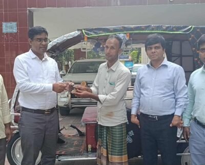 পঞ্চগড়ের সেই আলোচিত নারী ফুটবলার সোনালীর বাবাকে ইজিবাইক দিলেন ডিসি