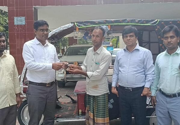 পঞ্চগড়ের সেই আলোচিত নারী ফুটবলার সোনালীর বাবাকে ইজিবাইক দিলেন ডিসি