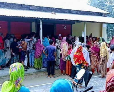 পলাশবাড়ীতে ওএমএস’র পণ্য পেয়ে খুশি নিম্নআয়ের পরিবারগুলো
