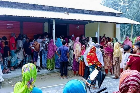 পলাশবাড়ীতে ওএমএস’র পণ্য পেয়ে খুশি নিম্নআয়ের পরিবারগুলো
