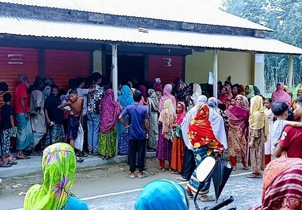 পলাশবাড়ীতে ওএমএস’র পণ্য পেয়ে খুশি নিম্নআয়ের পরিবারগুলো