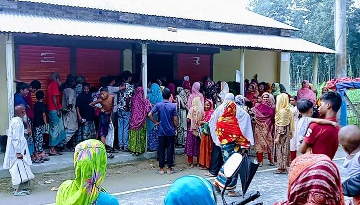 পলাশবাড়ীতে ওএমএস’র পণ্য পেয়ে খুশি নিম্নআয়ের পরিবারগুলো