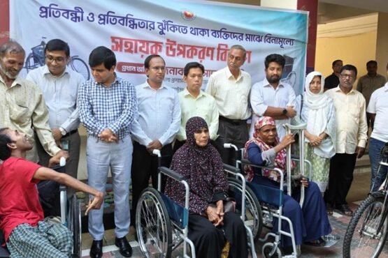 পঞ্চগড়ে প্রতিবন্ধী ব্যক্তিদের মাঝে বিনামূল্যে সহায়ক উপকরণ বিতরণ