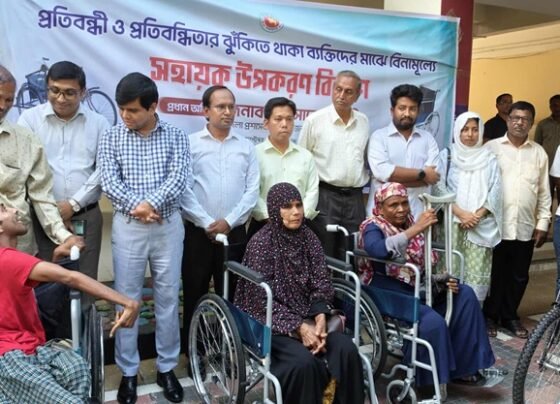 পঞ্চগড়ে প্রতিবন্ধী ব্যক্তিদের মাঝে বিনামূল্যে সহায়ক উপকরণ বিতরণ