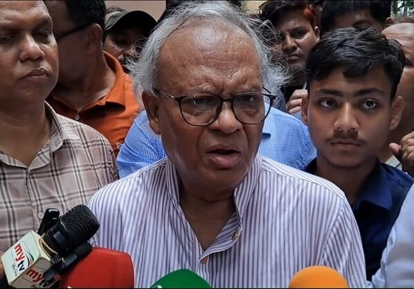 প্রশাসনের ভিতর ঘাপটি মেরে থাকা লোকরাই শেখ হাসিনার পরিকলাপনা বাস্তবায়নের কাজ করছে