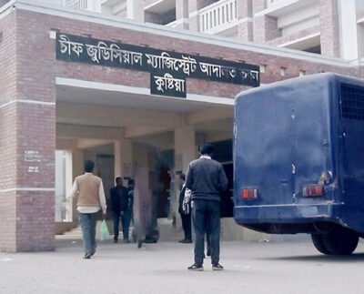 কুষ্টিয়া আদালতের এজলাস কক্ষ থেকে ধারালো ছুরিসহ যুবক আটক