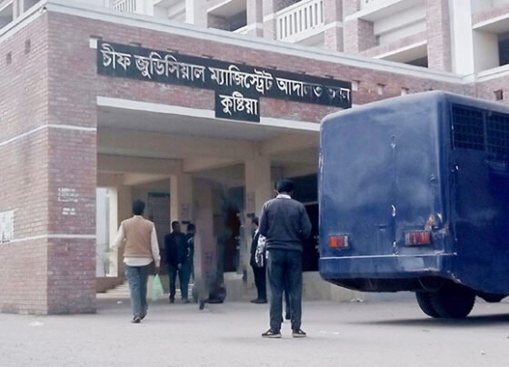 কুষ্টিয়া আদালতের এজলাস কক্ষ থেকে ধারালো ছুরিসহ যুবক আটক