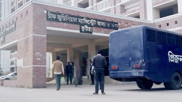 কুষ্টিয়া আদালতের এজলাস কক্ষ থেকে ধারালো ছুরিসহ যুবক আটক