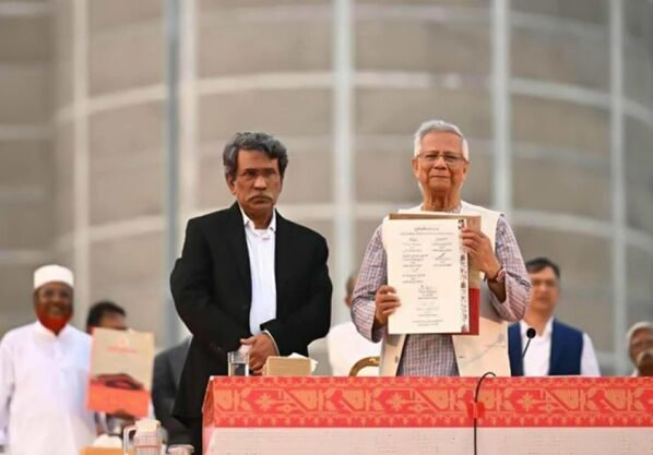 জুলাই জাতীয় সনদে সই করলেন প্রধান উপদেষ্টা ও রাজনীতিবিদরা