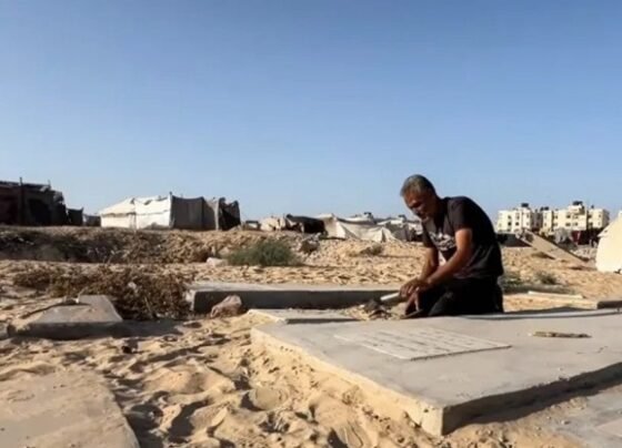 গাজায় এখন কবরস্থানই বেঁচে থাকা মানুষের শেষ আশ্রয়