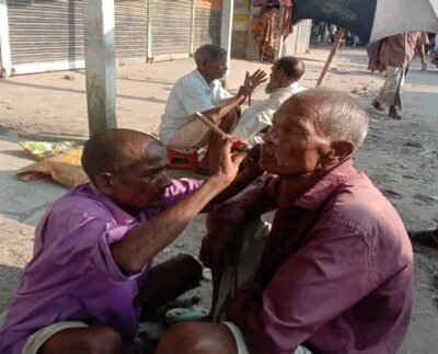 হারিয়ে যাচ্ছে মাটিতে বসে চুল দাড়ি ছাঁটা